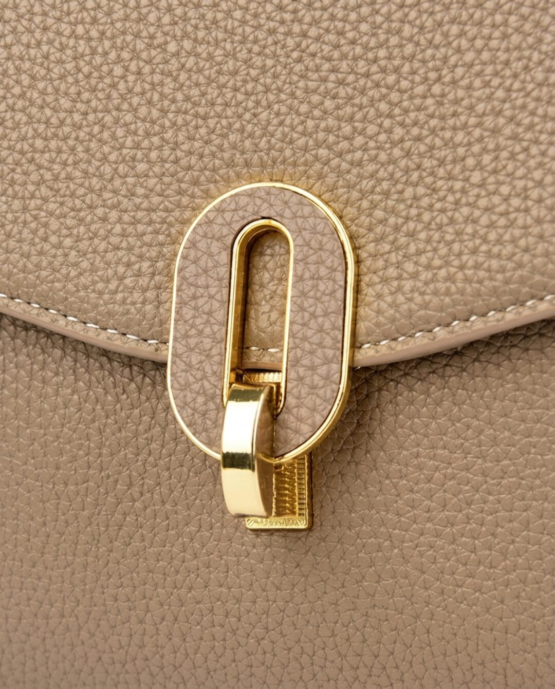 Oval gold clasp